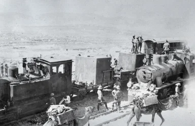 Locomotives ferroviaires avec des chameaux de ravitaillement en Mésopotamie pendant la Première Guerre mondiale, d